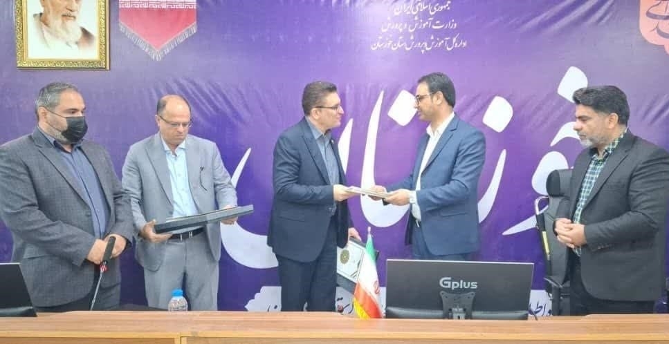 تجلیل از مدیر و کارکنان صندوق بازنشستگی کشوری استان خوزستان