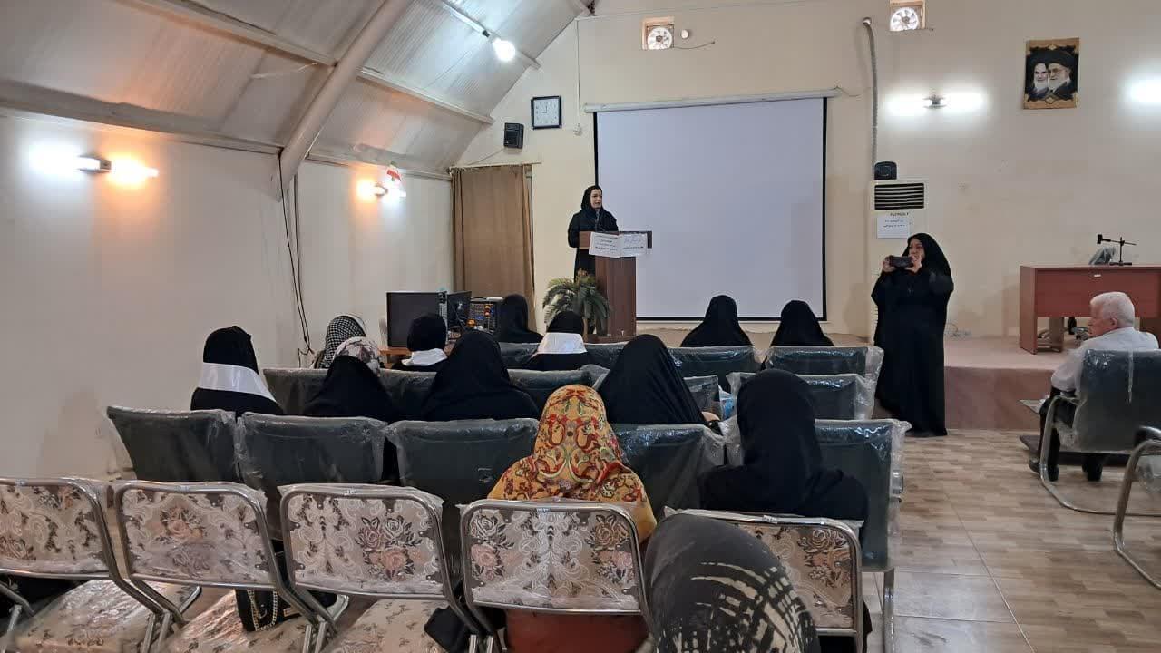 جلسه آموزشی مراقبت‌های بهداشتی میانسالی و سالمندان در خانه امید دزفول