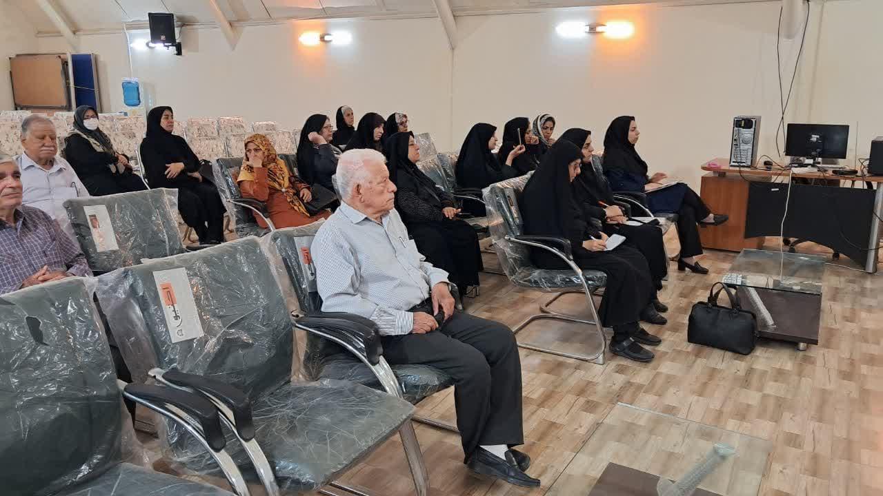 جلسه آموزشی مراقبت‌های بهداشتی میانسالی و سالمندان در خانه امید دزفول