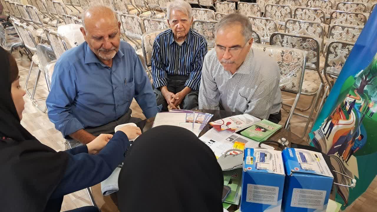 جلسه آموزشی مراقبت‌های بهداشتی میانسالی و سالمندان در خانه امید دزفول