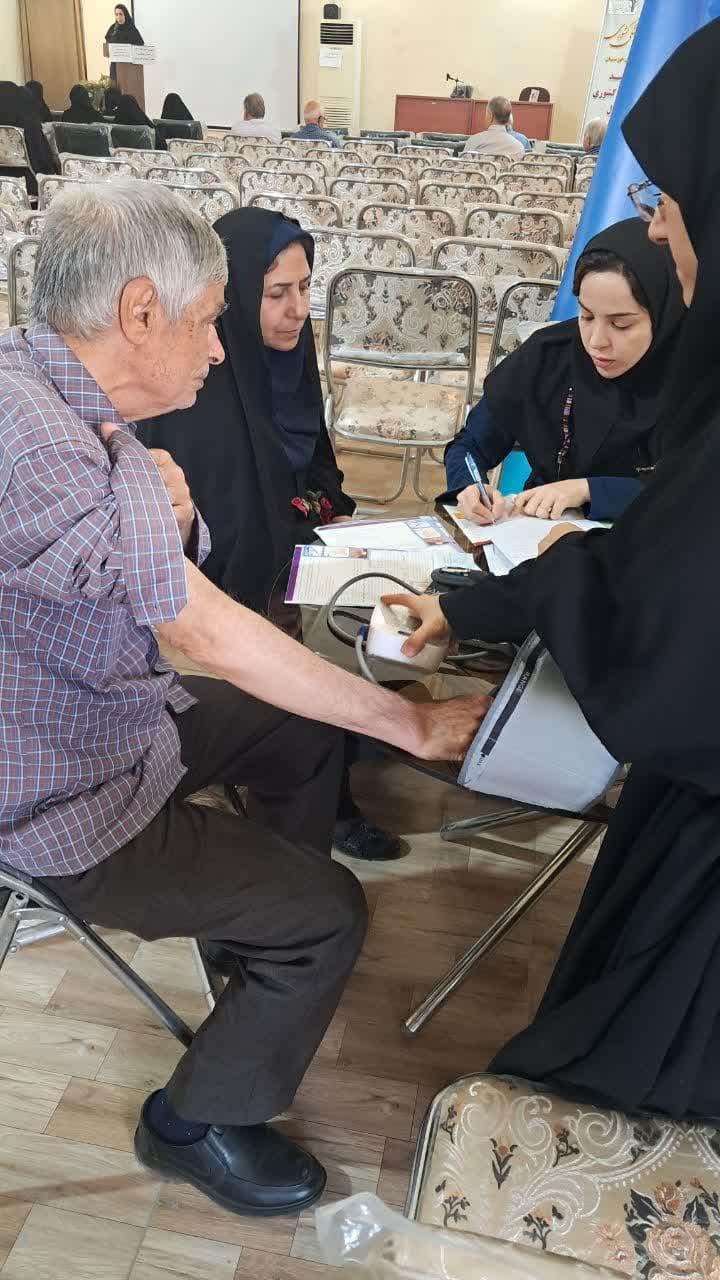 جلسه آموزشی مراقبت‌های بهداشتی میانسالی و سالمندان در خانه امید دزفول