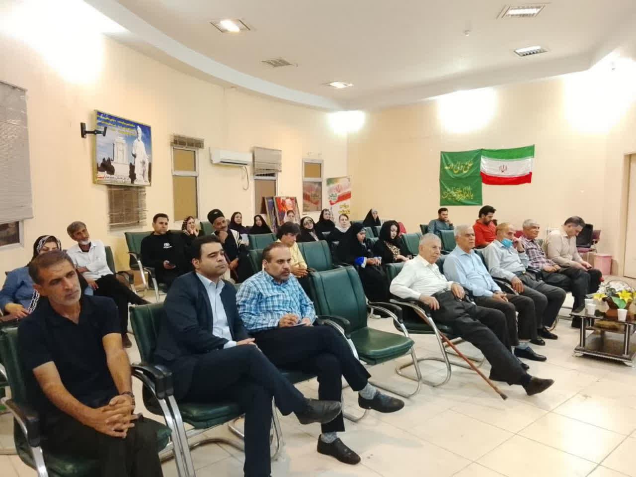 نشست صمیمی و آیین شاهنامه‌خوانی بازنشستگان کشوری در خانه امید اندیمشک