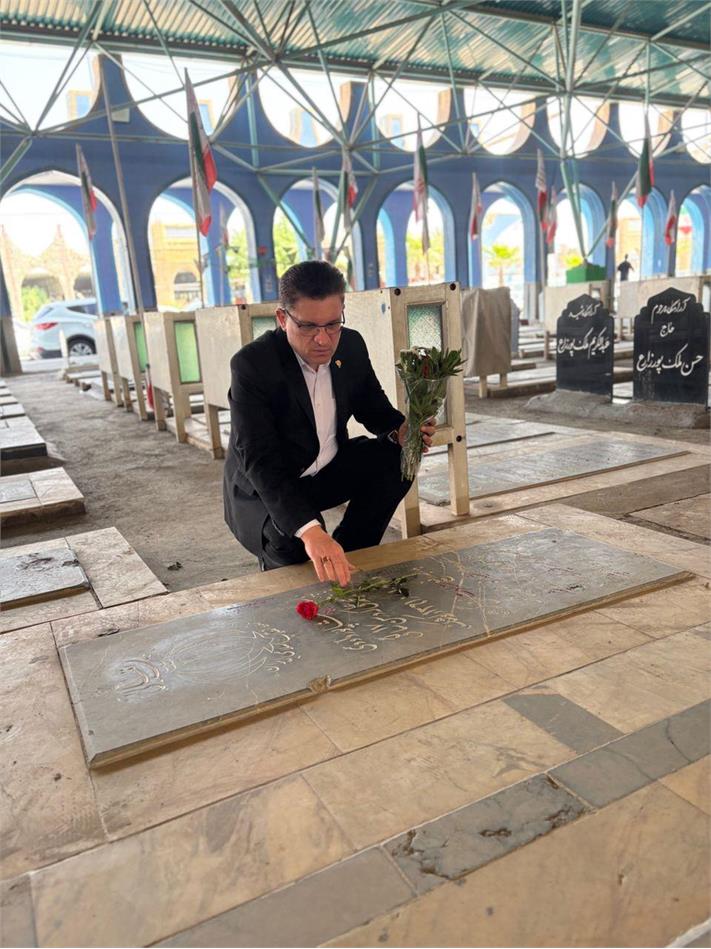 مدیر صندوق بازنشستگی کشوری خوزستان با حضور در گلزار شهدای اهواز به مقام شهدا ادای احترام کرد